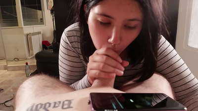 Ik plagge myn styfsuster wylst se Disney sjocht [Cum]